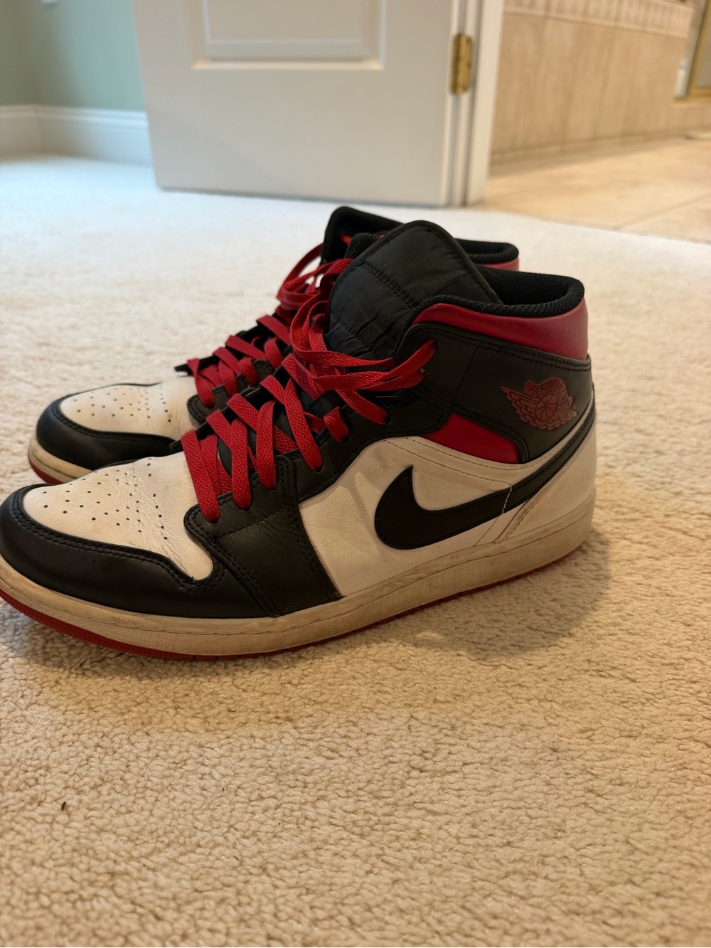 Air Jordan 1 Mid Gym Red Black Toe White Men’s Size 11 DQ8426-106